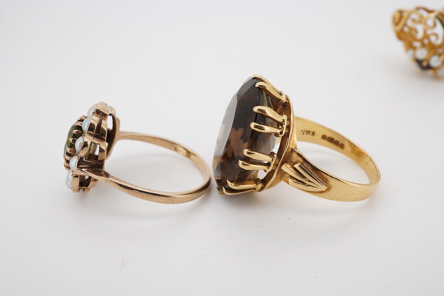 An early 1960's 9ct gold, peridot and split pearl set oval cluster ring, size P, a more recent 18ct gold and single stone oval cut smoky quartz set ring, size O and a 9ct gold, garnet and cultured pearl cluster set penda